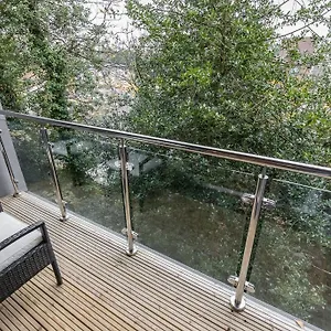  Apartment Stylish Town Centre Apartment, W Parking, Nr