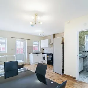 https://4-bedroom-house-isleworth-middlesex-uk.brighton-hotels-england.com